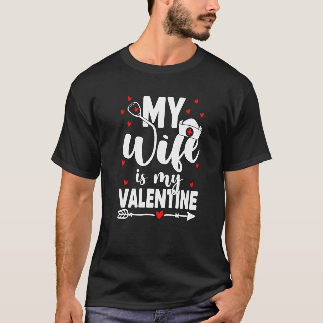 Min fru är mina hjärtans Valentineser för sjuksköt T Shirt (Framsida)