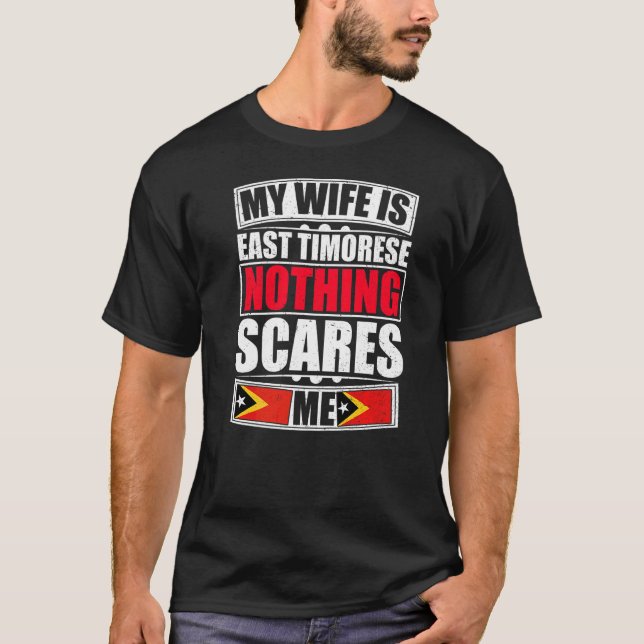 Min fru är Öster Timorese Inget Skrämmer mig Öster T Shirt (Framsida)