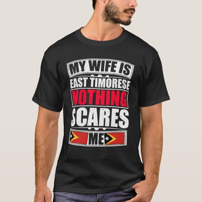 Min fru är Öster Timorese Inget Skrämmer mig T Shirt (Framsida)