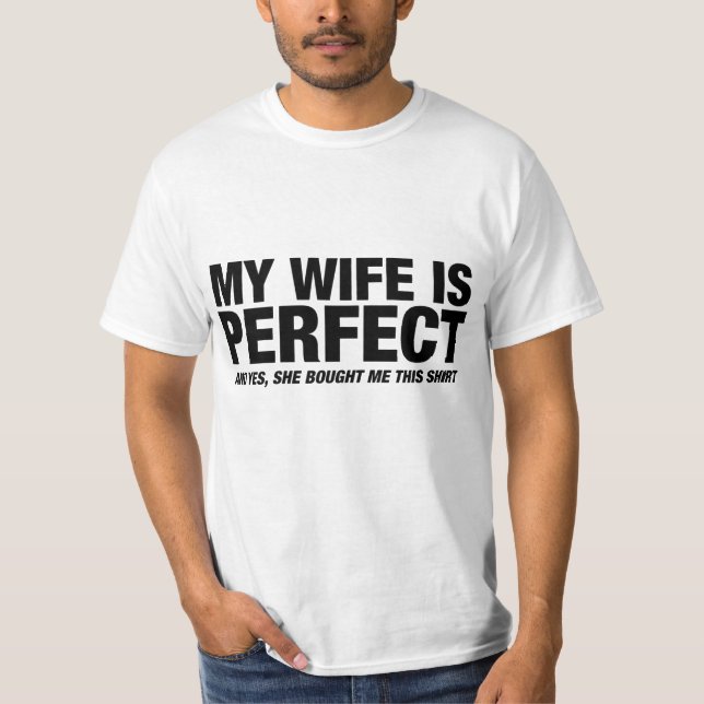 Min fru är Perfekt hon köpte den här T Shirt (Framsida)