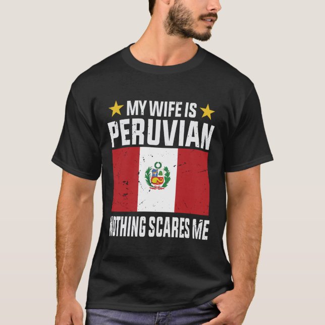Min fru är peruanska inget skrämmer mig t shirt (Framsida)