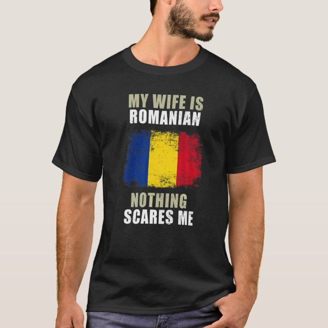 Min fru är rumänsk inget Skrämmer mig T Shirt (Framsida)