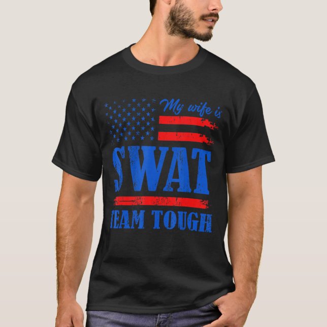 Min fru är Swat Team Tuff Kärlek Joke Anniversay U T Shirt (Framsida)