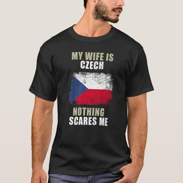 Min fru är tjeck. Inget Skrämmer mig T Shirt (Framsida)