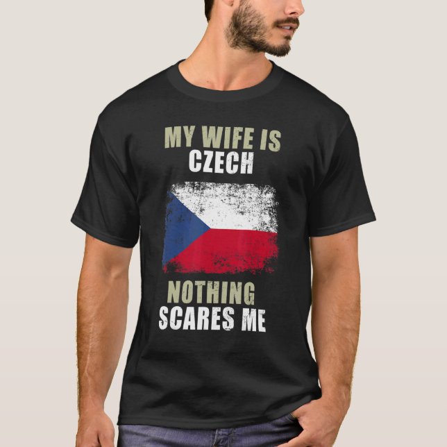 Min fru är tjeck. Inget Skrämmer mig T Shirt (Framsida)