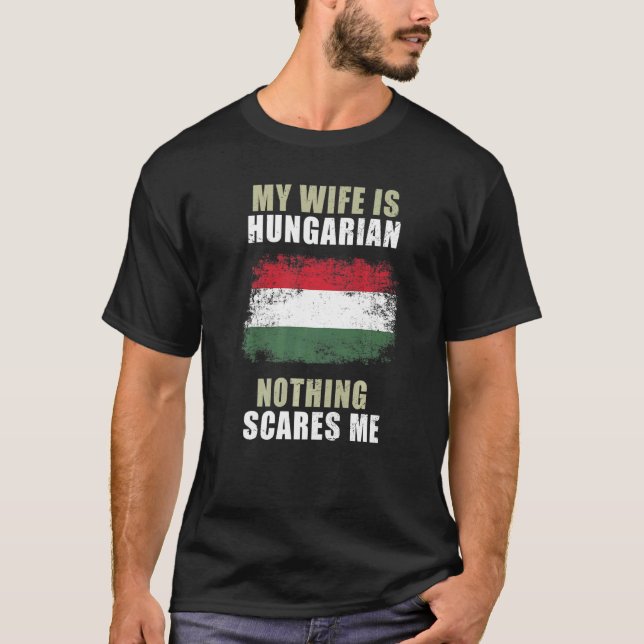 Min fru är ungersk inget Skrämmer mig T Shirt (Framsida)