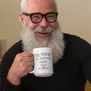 Min fru är värd mer än den här kaffetypgrafin kaffemugg
