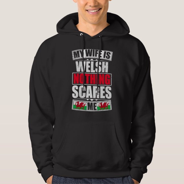 Min fru är Welsh Ingenting Skrämmer mig Wales Flag Hoodie (Framsida)