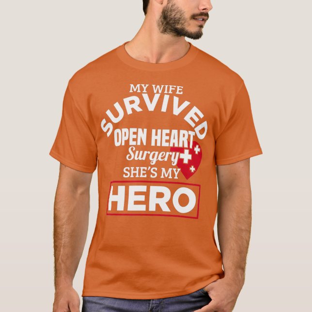 Min fru Överlevde Open Heart Surgery-gåvor till kv T Shirt (Framsida)