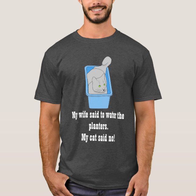 Min fru sa till planterarna i vatten. Min katt sa  T Shirt (Framsida)