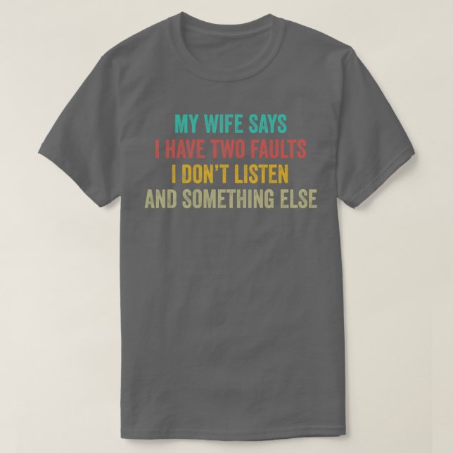 Min fru säger att jag har två fel och lyssnar inte t shirt (Design framsida)
