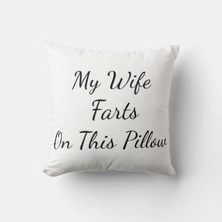 "Min fru släpper en fjärt på den här kudden" Kuddc Kudde