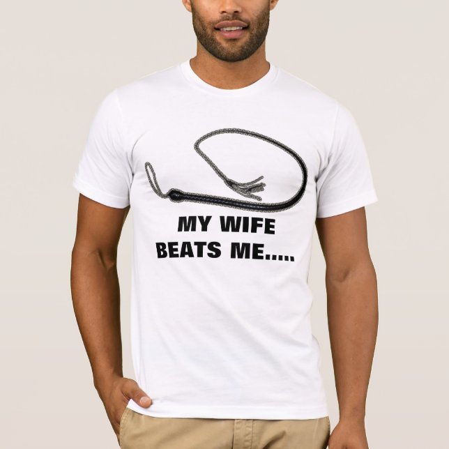 MIN FRU SLÅR MIG TEE (Framsida)