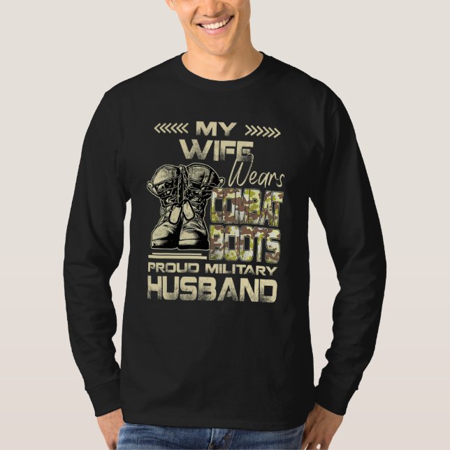 Min fru Wears Combat Boots Proud Military Make T Shirt (Framsida)
