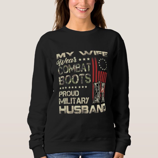 Min fru Wears Combat Boots Proud Military Make T Shirt (Framsida)