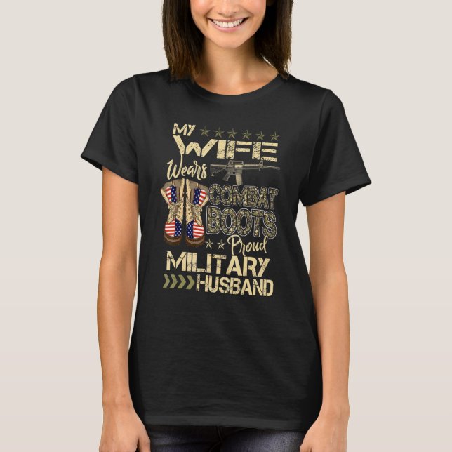 Min fru Wears Combat Boots Proud Military Make T Shirt (Framsida)