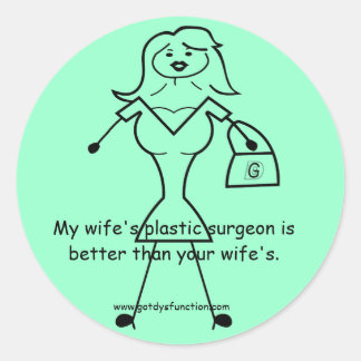 Min frus plastkirurg är bättre än din... runt klistermärke