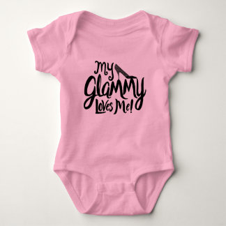 Min Glammy älskar mig! Baby T Shirt
