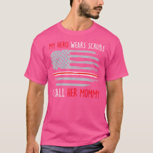 Min Hero Wears Scrubs. Jag kallar hennes Mamma Ame T Shirt