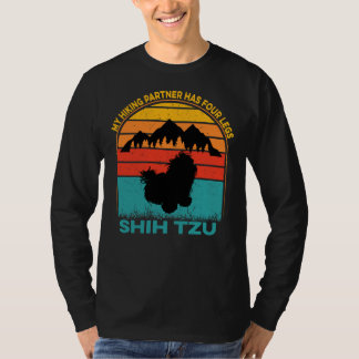 Min Hiking-partner har fyra Ben Shih Tzu T Shirt