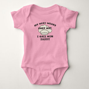 Min hjälte bär kockhatt jag kallar honom pappa gri t shirt