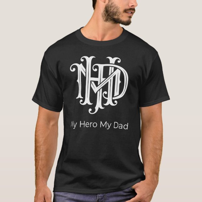 Min hjälte min pappa – Monogram Classic Emblem T Shirt (Framsida)