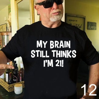 Min hjärna tror fortfarande att jag är 21! T-Shirt