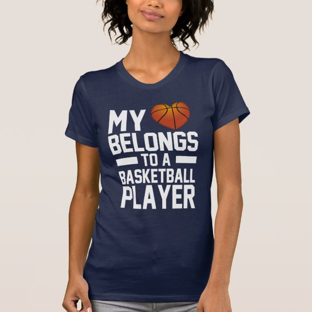 min hjärta hör hemma till en basketspelare tee shirt (Framsida)