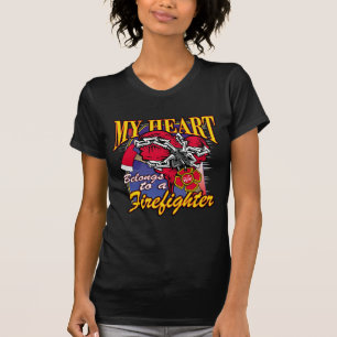 Min hjärta hör hemma till en brandman t-shirt