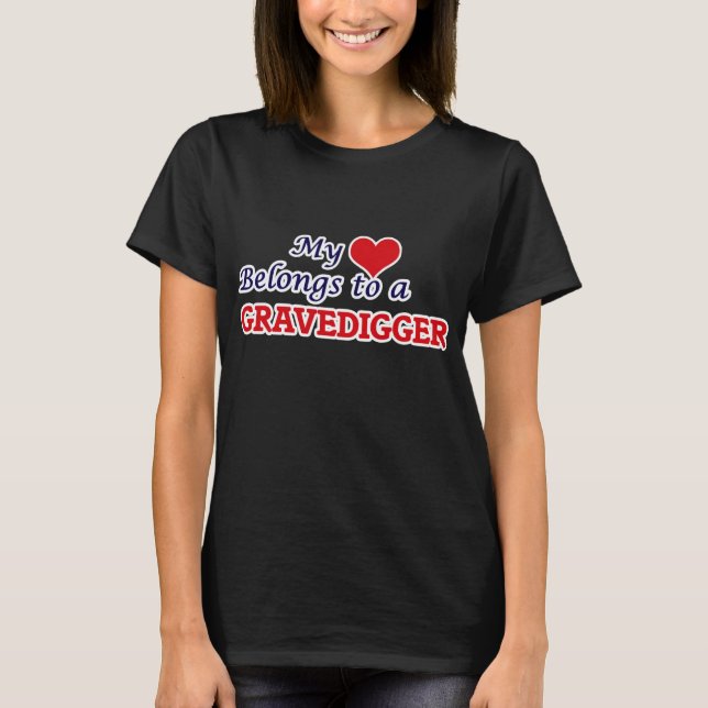 Min hjärta hör hemma till en dödgrävare tee shirt (Framsida)