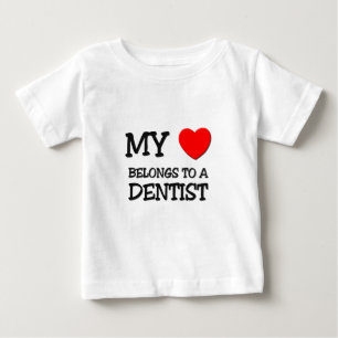 Min hjärta hör hemma till en TANDLÄKARE Tee Shirt