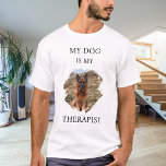 Min hund är mitt terapifoto t shirt<br><div class="desc">För en vit/lätt färgad t-shirt. Svart text. För en hund älskare! Anpassa och lägg till ett foto av hund. Text: Min hund är min terapeut.</div>
