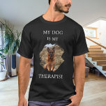 Min hund är mitt terapitiska fotosvarta t shirt<br><div class="desc">För färgad t-shirt med svart/mörk. Vit text. För en hund älskare! Anpassa och lägg till ett foto av hund. Text: Min hund är min terapeut.</div>