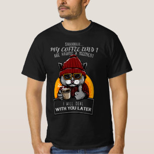 Min kaffe och jag har ett ögonblick som jag ska t shirt