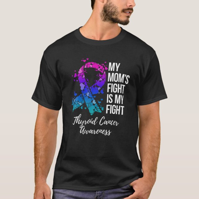 Min kamp mot Thyroid Cancer Awarenes i min Mamma ä T Shirt (Framsida)