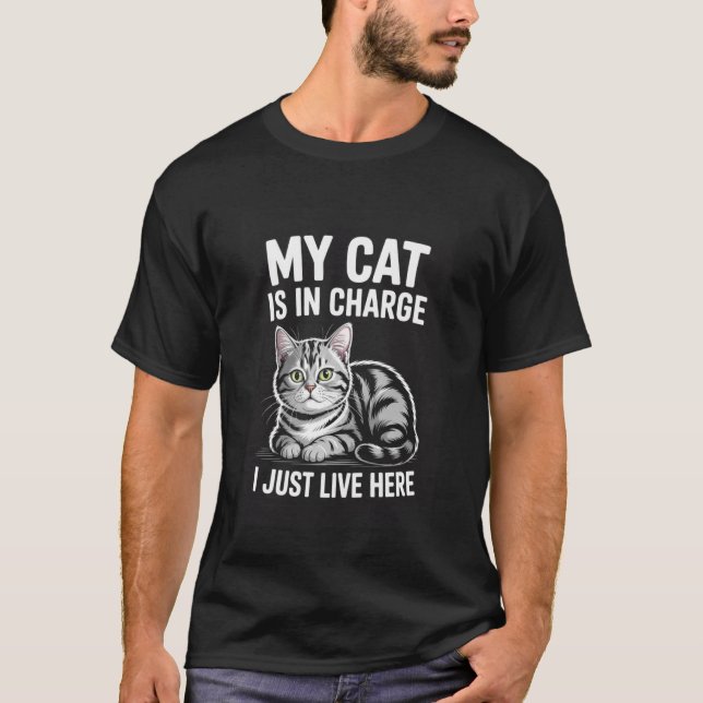 Min katt är ansvarig jag bara bor här rolig t shirt (Framsida)