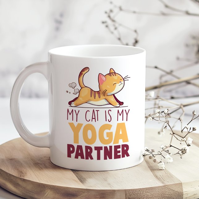 "Min katt är min Yoga-partner" Lönsam Kaffemugg ("My Cat is My Yoga Partner" Funny Coffee Mug on a boho kitchen table with tiny white flowers)