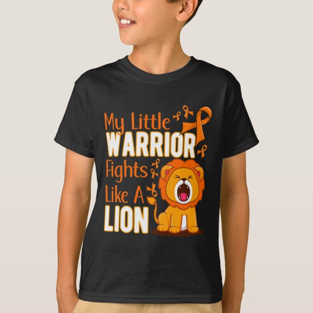Min lilla krigare kämpar som en Lejon Leukemi Awar T Shirt (Framsida)