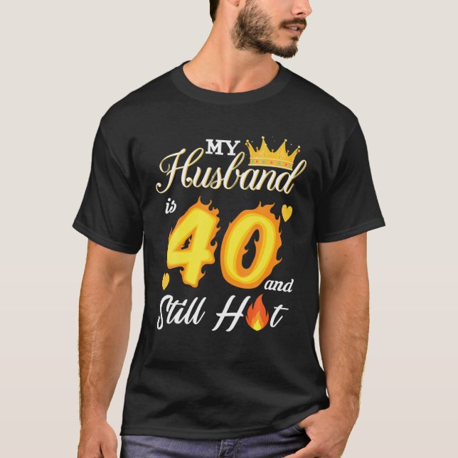 Min Make är 40 och fortfarande Hett 40:e födelseda T Shirt (Framsida)