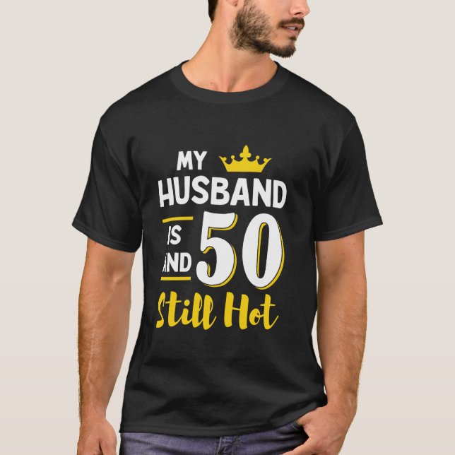 Min Make är 50 och fortfarande Hett 50:e födelseda T Shirt (Framsida)