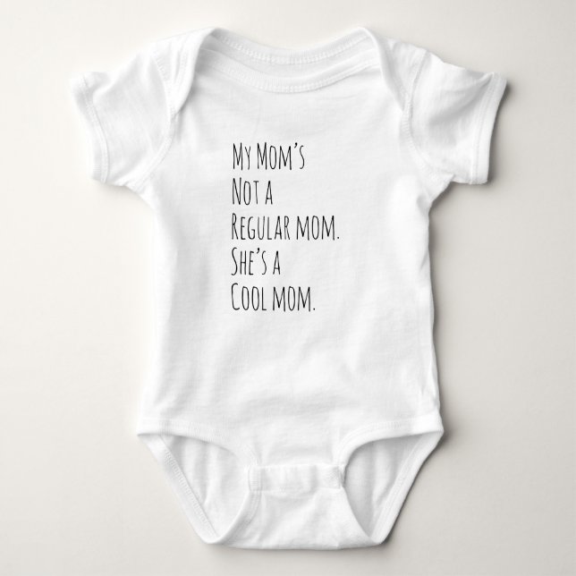 Min mamma är inte en vanlig mamma, hon är en cool  t shirt (Framsida)