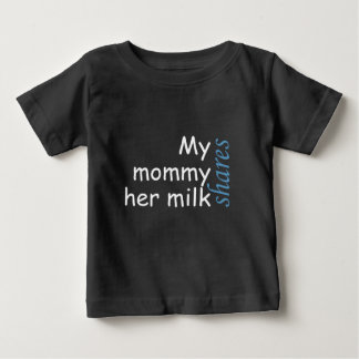 Min mamma delar hennes mjölk-vita och blå skrift tee