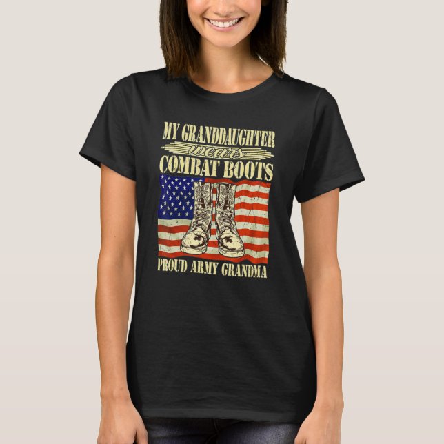 Min mordotter Wears Combat Boots Proud Army Gra T Shirt (Framsida)