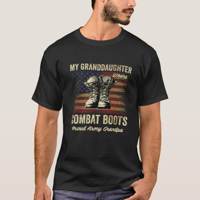 Min mordotter Wears Combat Boots Proud Army Gra T Shirt (Framsida)