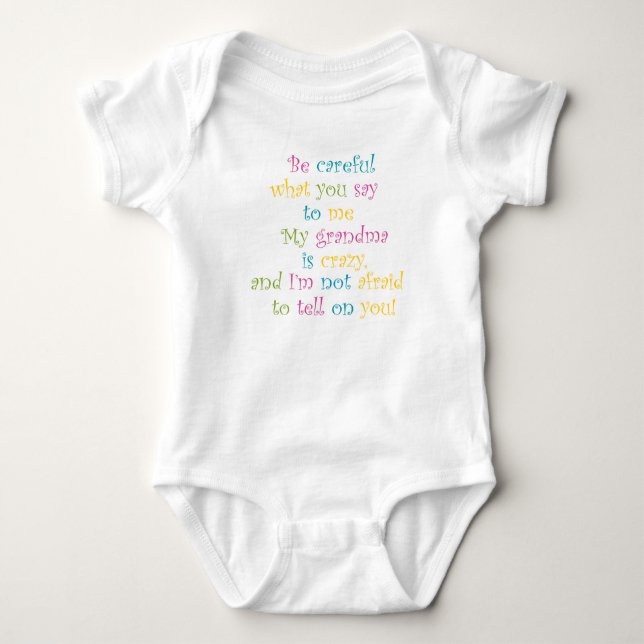 "Min mormor är galen" Baby T-shirt (Framsida)