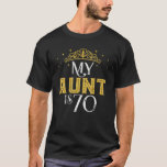 Min Moster är 70 år gammal 1952 70th Birthday Gift T Shirt<br><div class="desc">Mitt Moster är 70 år gammalt, 70 år gammalt, Gult Krona, 70:e födelsedagstorgon för Moster Moster från Barnsysterson. Cute coola som säger grafik till fantastisk Auntie som blir 70 år gammal. Den underbara tanken för firande 70 födelsedagsfesten. Önska din fantastiska kvinna på lycklig 70-årsdagen med hennes fantastisk barn, Niece och...</div>