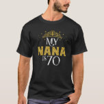 Min NANA är 70 år gammal 1952 70th Birthday Gift f T Shirt<br><div class="desc">Min NANA är 70 år gammal,  gift Girly Gult Krona 70:e födelsedagstorgon för NANA från barnbarnbarnbarnbarnsbarnsbarnbarnbarn. Cute coola som säger grafik till fantastisk NANA som blir 70 år gammal. Den underbara tanken för firande 70 födelsedagsfesten. Önska din fantastiska kvinna på lycklig 70-årsdagen med sina barn i fantastisk,  barnbarnbarnbarnbarnsbarnsbarnsbarn närvarande.</div>
