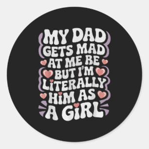Min Pappa är arg på mig, men jag är bokstavligen h Runt Klistermärke