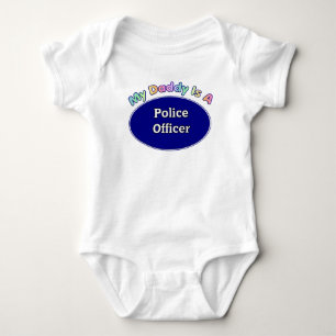 Min pappa är gåvor för en polisbaby tee shirt