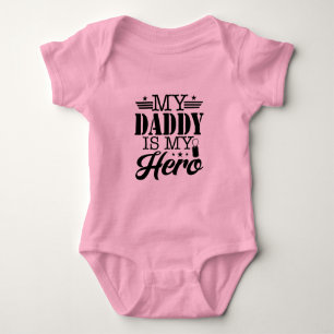 Min pappa är min Hero Baby Bodykostym T Shirt